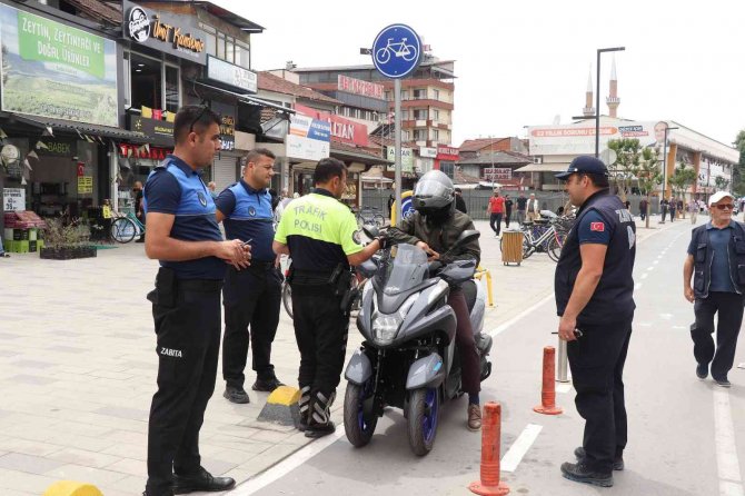 İ̇stanbul Caddesinde Motosiklet Denetimi