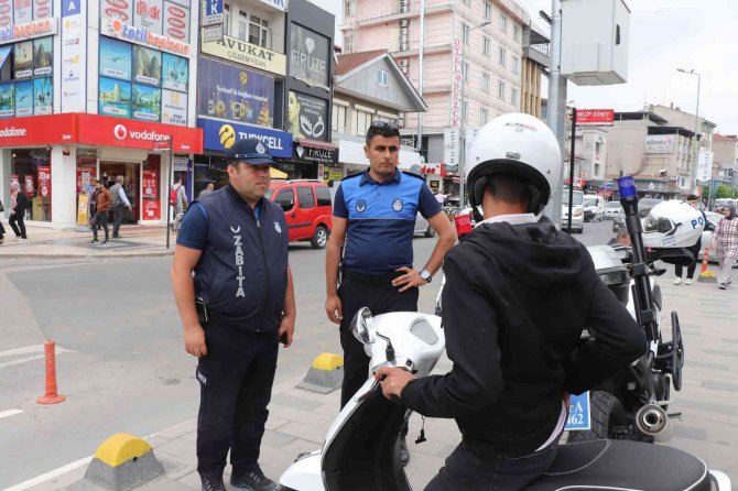 İ̇stanbul Caddesinde Motosiklet Denetimi