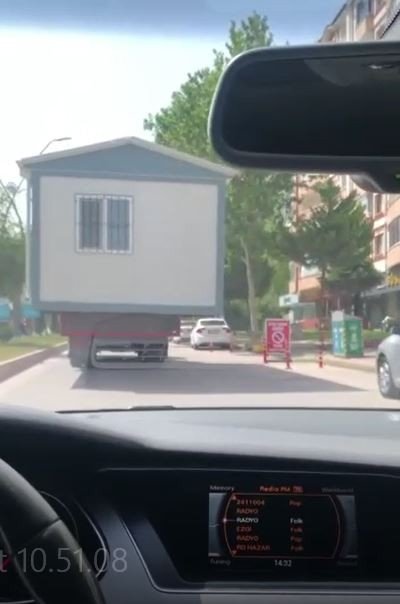 Trafikte Prefabrik Ev Taşıyarak Herkesin Hayatını Tehlikeye Attı