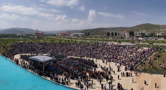 Ebyü’de Coşkulu Mezuniyet Kutlaması