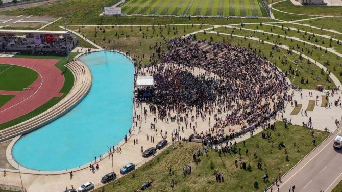 Ebyü’de Coşkulu Mezuniyet Kutlaması