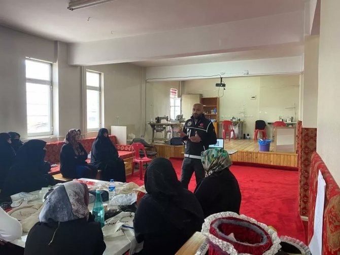 Narkotik Polisleri Annelere Madde Bağımlılığını Anlattı
