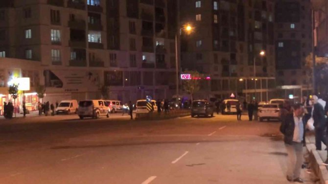 İ̇hbara Giden Polisi Boynundan Bıçakladı