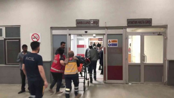 İ̇hbara Giden Polisi Boynundan Bıçakladı