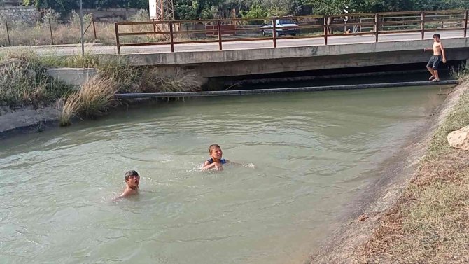 Çocuklar Adana Sıcağında Tehlikeye Aldırış Etmeyen Kanallarda Serinliyor