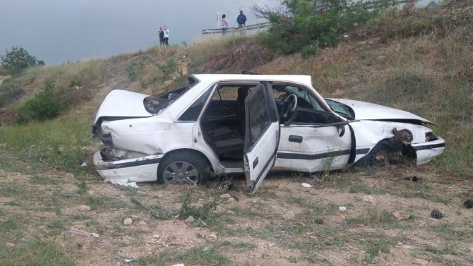 Uşak’ta Şarampole Uçan Araçtan 2 Kişi Ağır Yaralandı