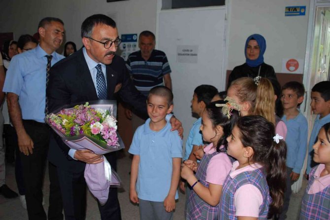 Hayırseverlerden İ̇saören Okuluna Kütüphane