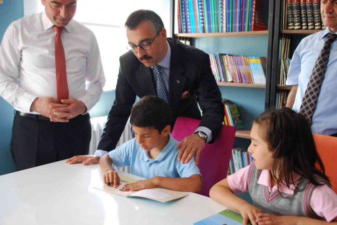 Hayırseverlerden İ̇saören Okuluna Kütüphane