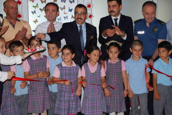 Hayırseverlerden İ̇saören Okuluna Kütüphane