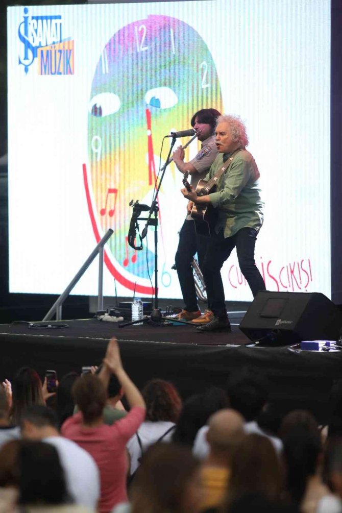 “Cuma İ̇ş Çıkışı” Ankara Konserinde Yeni Türkü Sahne Aldı
