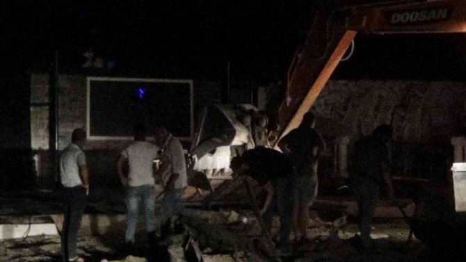 İ̇zmir’de İlginç Görüntüler: Yıkım Ekibi Ve Polis Geldi, Düğün Yarıda Kaldı