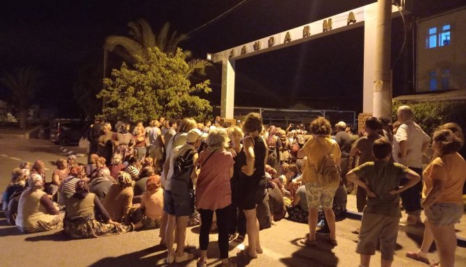 Jandarma Önünde Toplanıp Buket’in De Bulunmasını İstediler