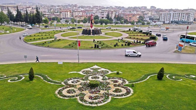 Kahramanmaraş’ta Kavşak Ve Refüjlerde Çiçek Açtı