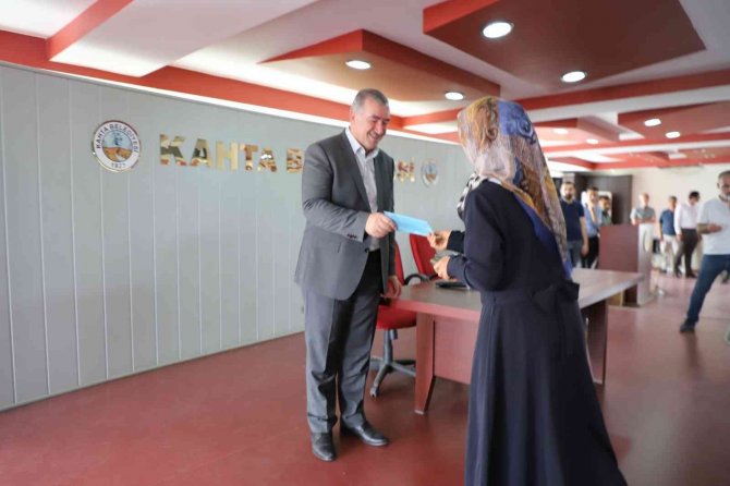 Kahta Belediyesi Sosyal Yardım Kartı Dağıtmaya Devam Ediyor
