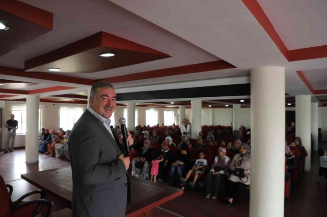Kahta Belediyesi Sosyal Yardım Kartı Dağıtmaya Devam Ediyor