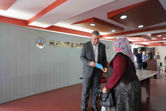 Kahta Belediyesi Sosyal Yardım Kartı Dağıtmaya Devam Ediyor