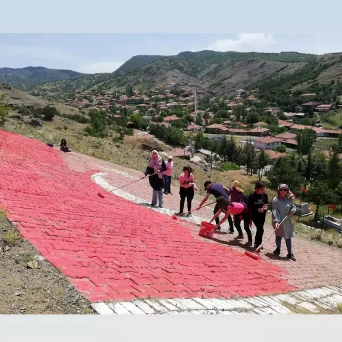 Öğrenciler Türk Bayrağını Boyadılar