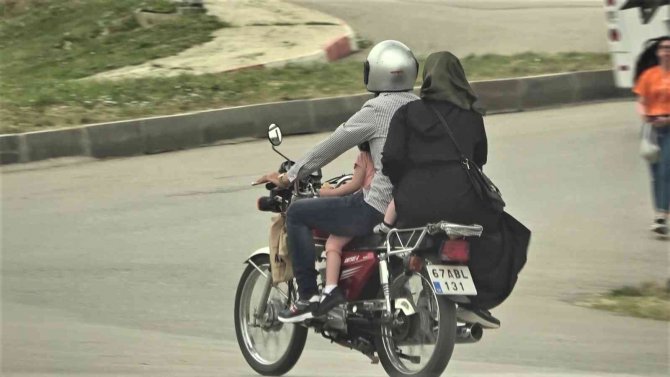 Motosiklete 4 Kişi Binen Ailenin Tehlikeli Yolculuğu