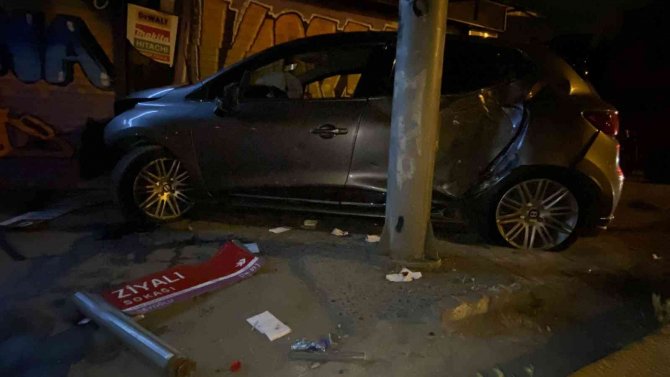 Karaköy’de Kontrolden Çıkan Otomobil Süratli Şekilde Sokak Tabelasını Ezip Kepenge Çarptı