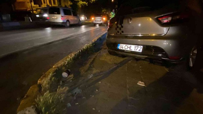 Karaköy’de Kontrolden Çıkan Otomobil Süratli Şekilde Sokak Tabelasını Ezip Kepenge Çarptı