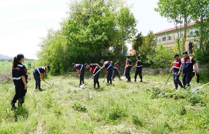 Okulun Çevresini Temizleyen Jandarma, Öğrencilerle Meyve Fidanı Dikti