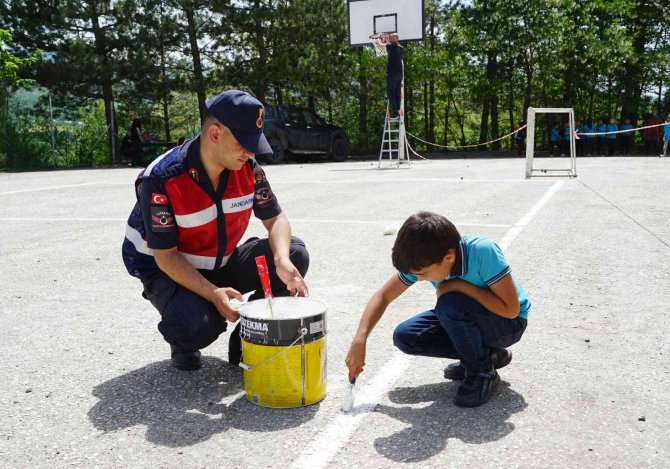 Okulun Çevresini Temizleyen Jandarma, Öğrencilerle Meyve Fidanı Dikti