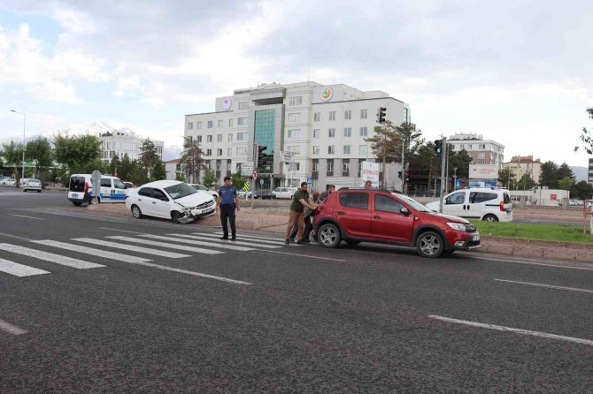 Otomobiller Çarpıştı; 1 Yaralı