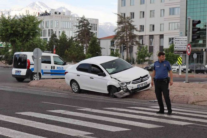 Otomobiller Çarpıştı; 1 Yaralı