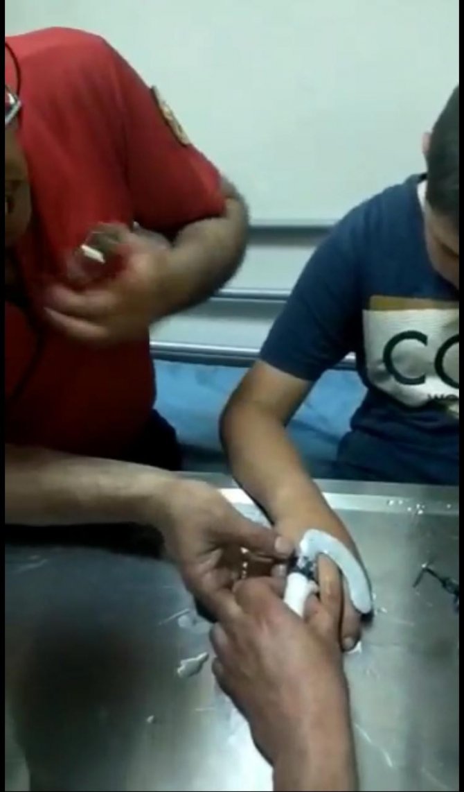 Çocuğun Parmağına Sıkışan Metal Somunu İtfaiye Çıkarttı