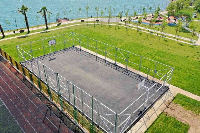 Hereke Sahil Parkındaki Basketbol Sahasında Sona Doğru