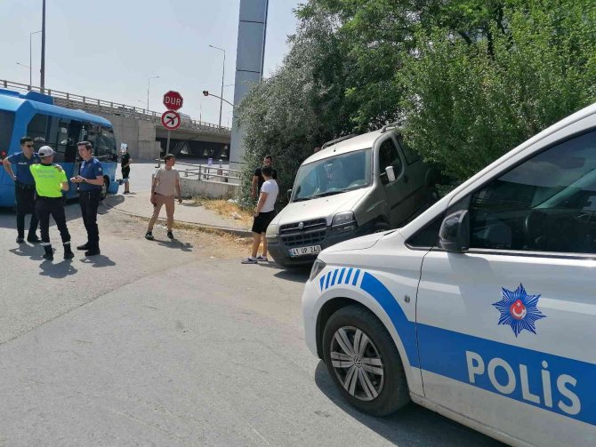 Yolcu Minibüsü İle Hafif Ticari Araç Çarpıştı: 6 Yaralı
