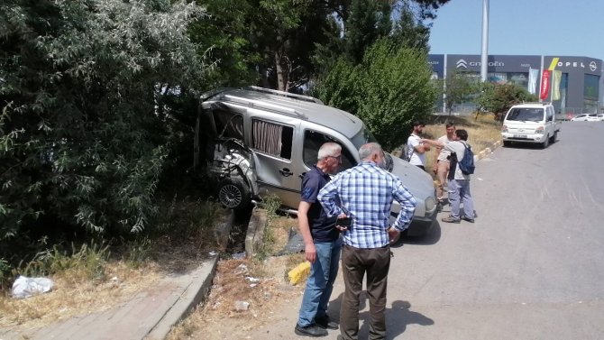 Yolcu Minibüsü İle Hafif Ticari Araç Çarpıştı: 6 Yaralı