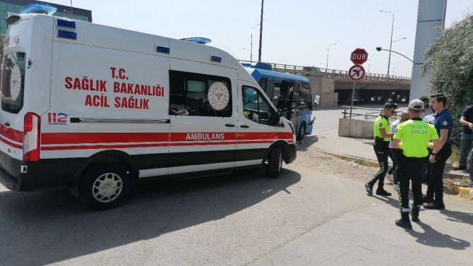 Yolcu Minibüsü İle Hafif Ticari Araç Çarpıştı: 6 Yaralı