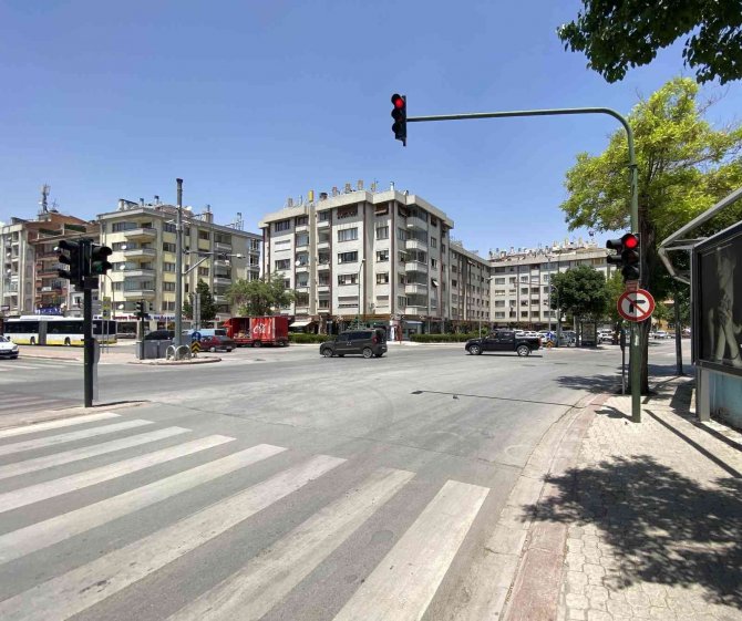 Kırmızı Işık İhlaliyle Gelen Kaza Kamerada