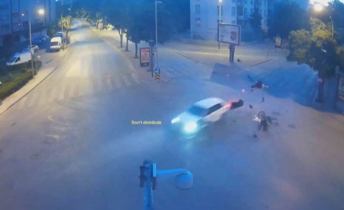Kırmızı Işık İhlaliyle Gelen Kaza Kamerada