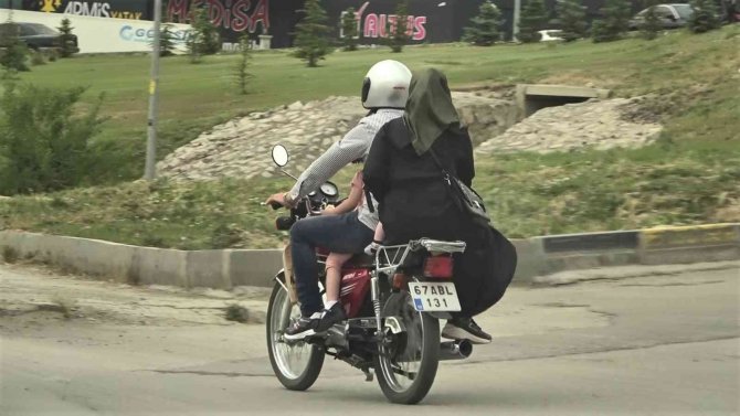 Motosiklete 4 Kişi Binen Ailenin Tehlikeli Yolculuğu
