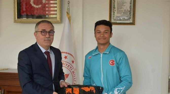 Müdür Akyol, Dünya Üçüncüsü İle Bir Araya Geldi