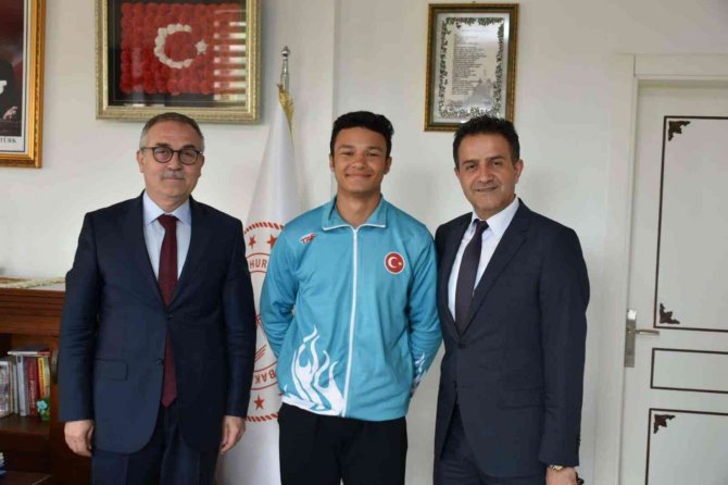 Müdür Akyol, Dünya Üçüncüsü İle Bir Araya Geldi