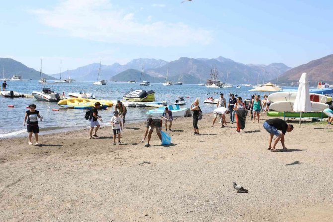 Marmaris’te Hem Karada Hem De Denizde Temizlik Yapıldı