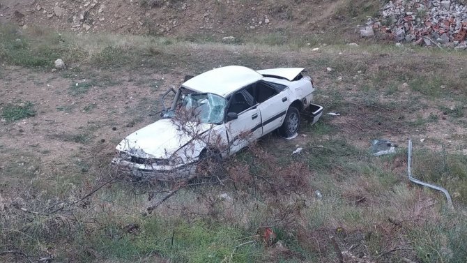Uşak’ta Şarampole Uçan Araçtan 2 Kişi Ağır Yaralandı