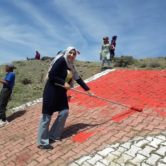 Öğrenciler Türk Bayrağını Boyadılar