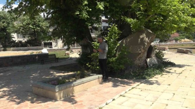 Osmanlı’nın İlk Müderrisi Davud-i Kayseri Hazretlerinin Kabri Ziyaretçilerini Bekliyor