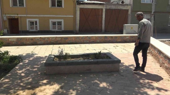 Osmanlı’nın İlk Müderrisi Davud-i Kayseri Hazretlerinin Kabri Ziyaretçilerini Bekliyor