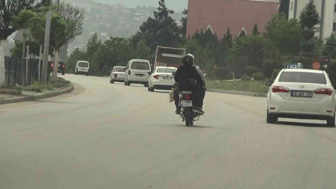 Motosiklete 4 Kişi Binen Ailenin Tehlikeli Yolculuğu