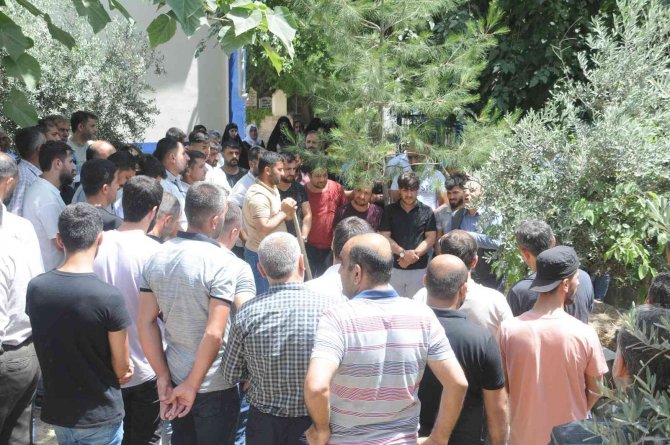 Dicle Nehri’nde Boğulan Gencin Cenazesi Gözyaşları Arasında Defnedildi
