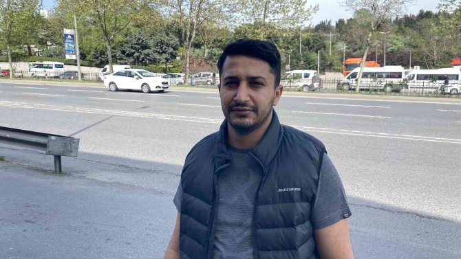 Genç Adamdan İnsanlık Örneği: Yaşlı Adamı Korkuluklardan Kurtardı