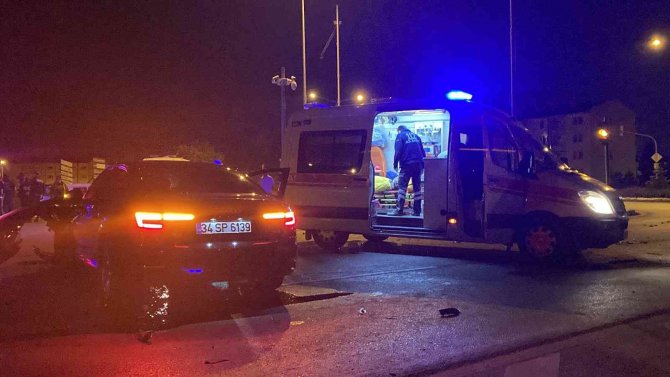 Sivas’ta Hafif Ticari Araç Ve Otomobil Çarpıştı: 1’i Ağır 5 Yaralı