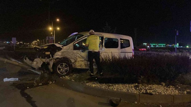 Sivas’ta Hafif Ticari Araç Ve Otomobil Çarpıştı: 1’i Ağır 5 Yaralı