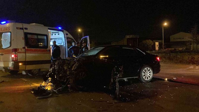 Sivas’ta Hafif Ticari Araç Ve Otomobil Çarpıştı: 1’i Ağır 5 Yaralı