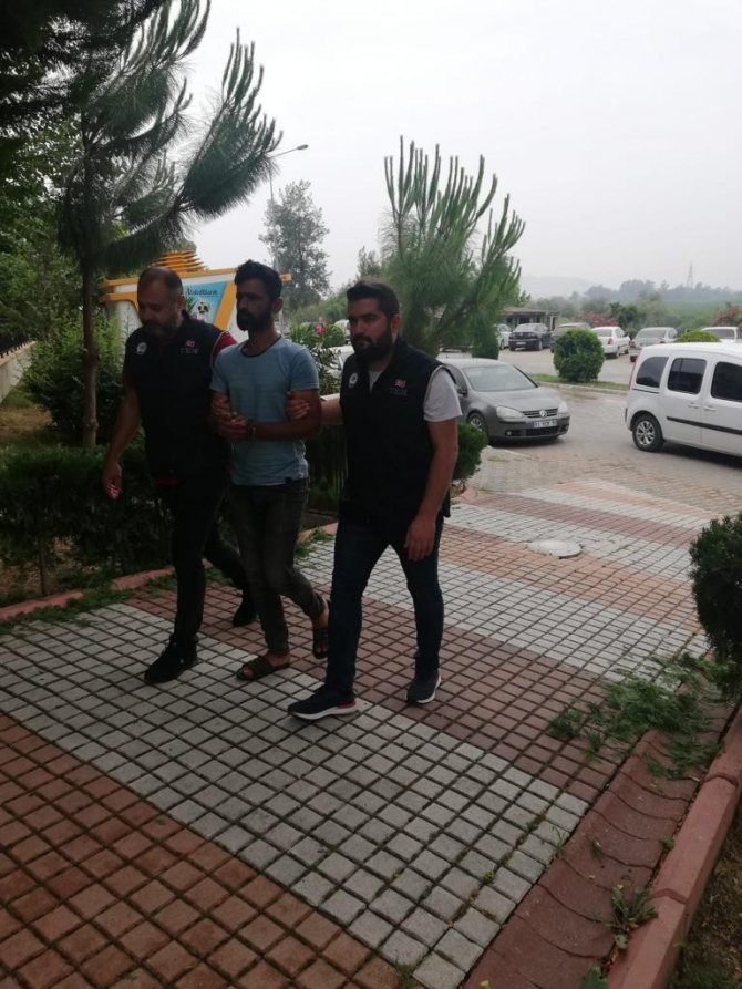 Kalaşnikof Silahla Örgüt Üyeleriyle Poz Veren Terörist Serbest Kaldı